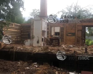 В процессе демонтажа деревянного дома