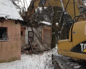 В процессе демонтажа дачи экскаватором