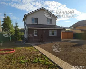 Благоустроенный участок с газоном и дорожками