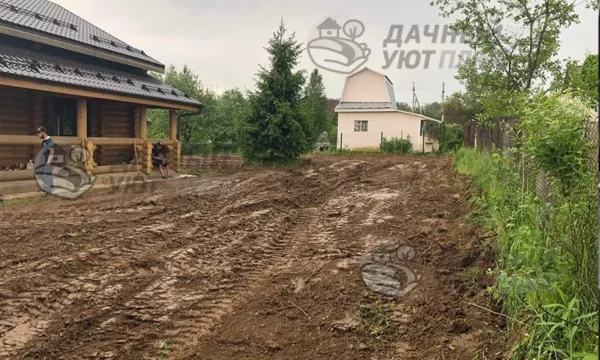 Черновое выравнивание участка техникой