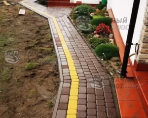 Дорожка из брусчатки вдоль дома