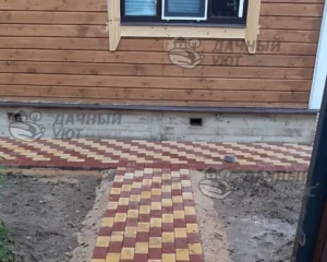 Дорожка из брусчатки вдоль дома