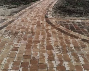 Дорожка к дому из брусчатки