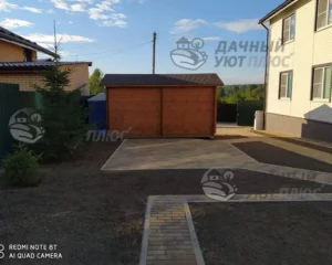 Дорожки и площадки вымощены брусчаткой