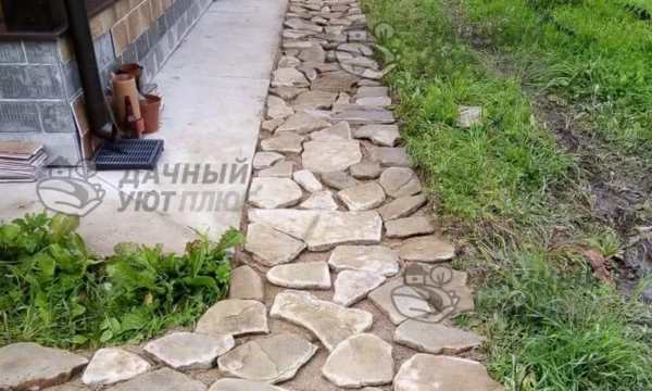 Дорожки из плитняка возле дома