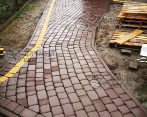 Дорожки, мощеные брусчаткой