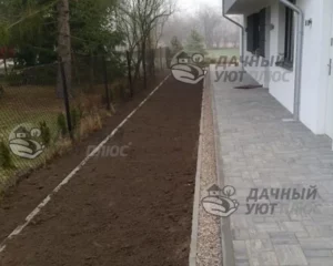 Готовая отмостка и газон возле дома