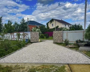 Гравийная площадка на въезде