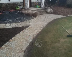 Мощение брусчаткой дорожек на участке