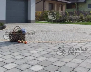 Мощение брусчаткой площадки перед домом