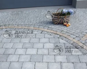 Мощение брусчаткой площадки возле дома