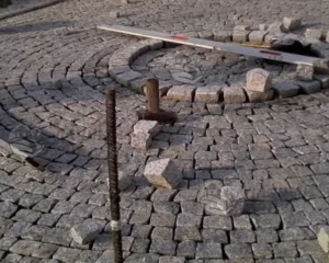 Мощение брусчаткой площадки возле дома