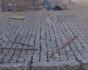 Мощение брусчаткой въездной зоны