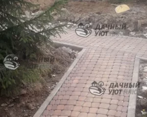 Мощение дорожки на участке тротуарной брусчаткой