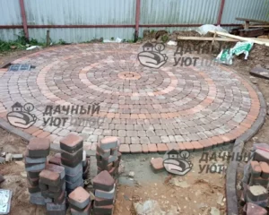 Мощение площадки на участке брусчаткой