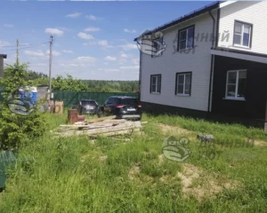Неровный участок, нет газона