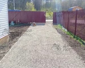 Обустроенная парковка из щебня на участке
