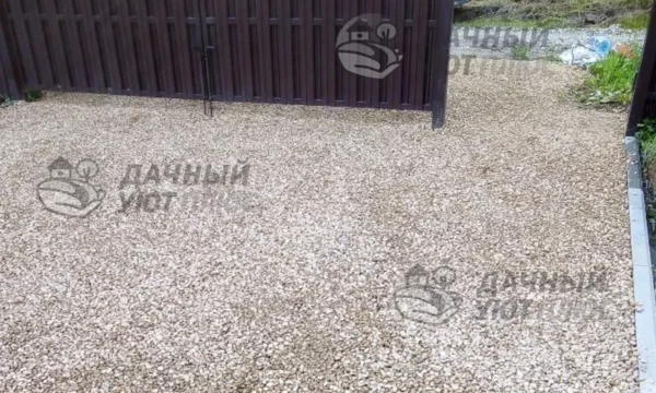 Обустроенные парковка и въездная зона из щебня