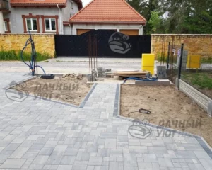 Обустройство въездной зоны: мощение тротуарной брусчаткой и парковка