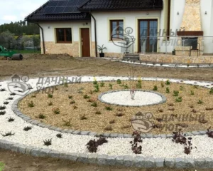 Оригинальная клумба в центре газона