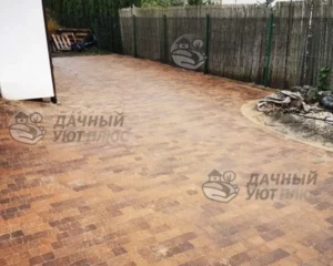 Площадка под автомобиль из брусчатки