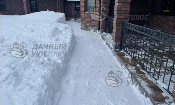 Процесс расчистки дорожек и площадок