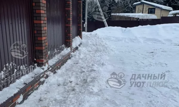 Процесс уборки участка от снега