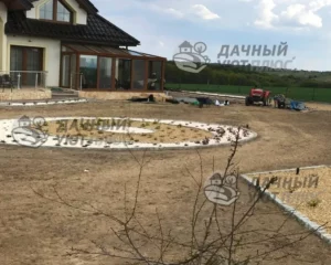 Процесс выравнивания и подготовки под газон