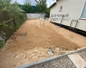 В процессе отсыпки участка песком