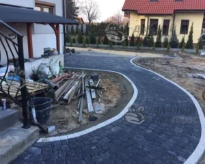 Въезд на участок и парковка из брусчатки