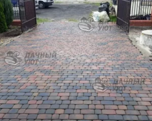 Въезд на участок, мощеный брусчаткой