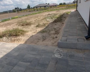 Вид отмостки мощеной брусчаткой