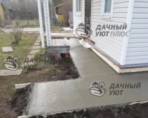Законченная отмостка фундамента дома