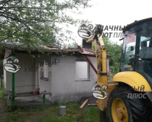 Начало сноса дачного дома на участке погрузчиком