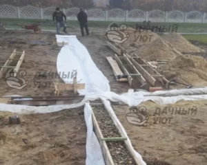 Упаковка дренажных траншей щебнем