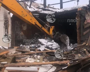 В процессе демонтажа деревянного дома
