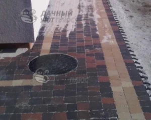 Вид ревизионного колодца в отмостке